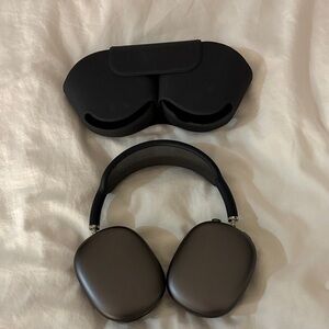 Apple Black AirPod Max with Protective Cover